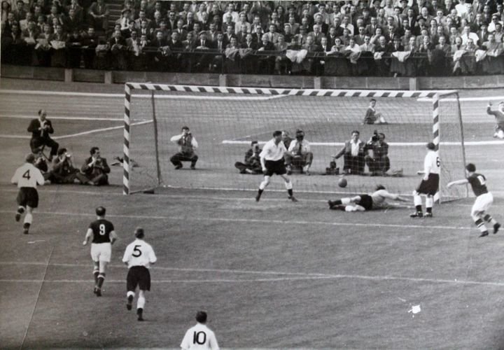 eng_pl_The-3-phtographs-of-Hungary-England-7-1-friendly-football-match-23-05-1954-10163_3.jpg