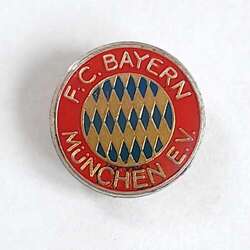 FC Bayern Munich crest badge (epoxy, with signature)