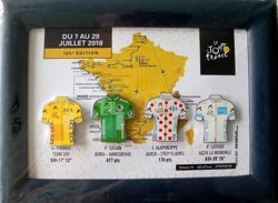 Set of 4 badges Tour de France 2018 leaders shirts in frame (official product)