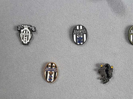 Juventus FC the crest history 12 pins-collection cased (official product) 