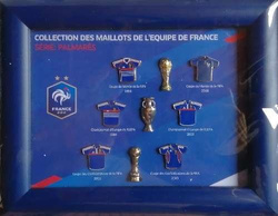 France Football 9 pins-collection the biggest triumphs jerseys (official product)
