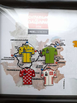 CriTeRiuM du DAuphiNe 2016 Tour de France 2016 Vuelta Espana 2016 shirts in frame set of 12 badges (official product)