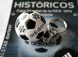 Keyring Historic Balls. 1974 FIFA World Cup